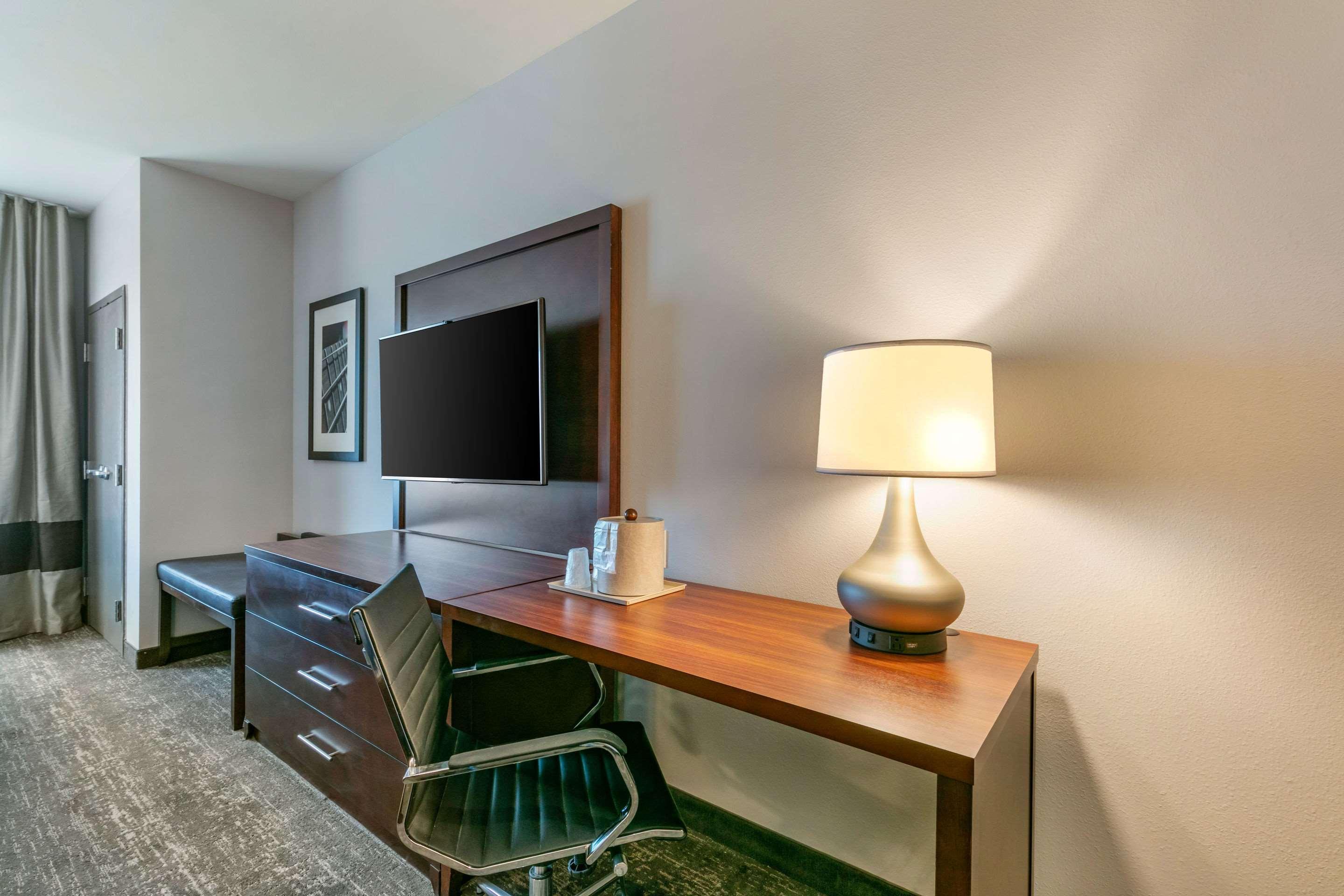 Comfort Suites North Tupelo Bagian luar foto